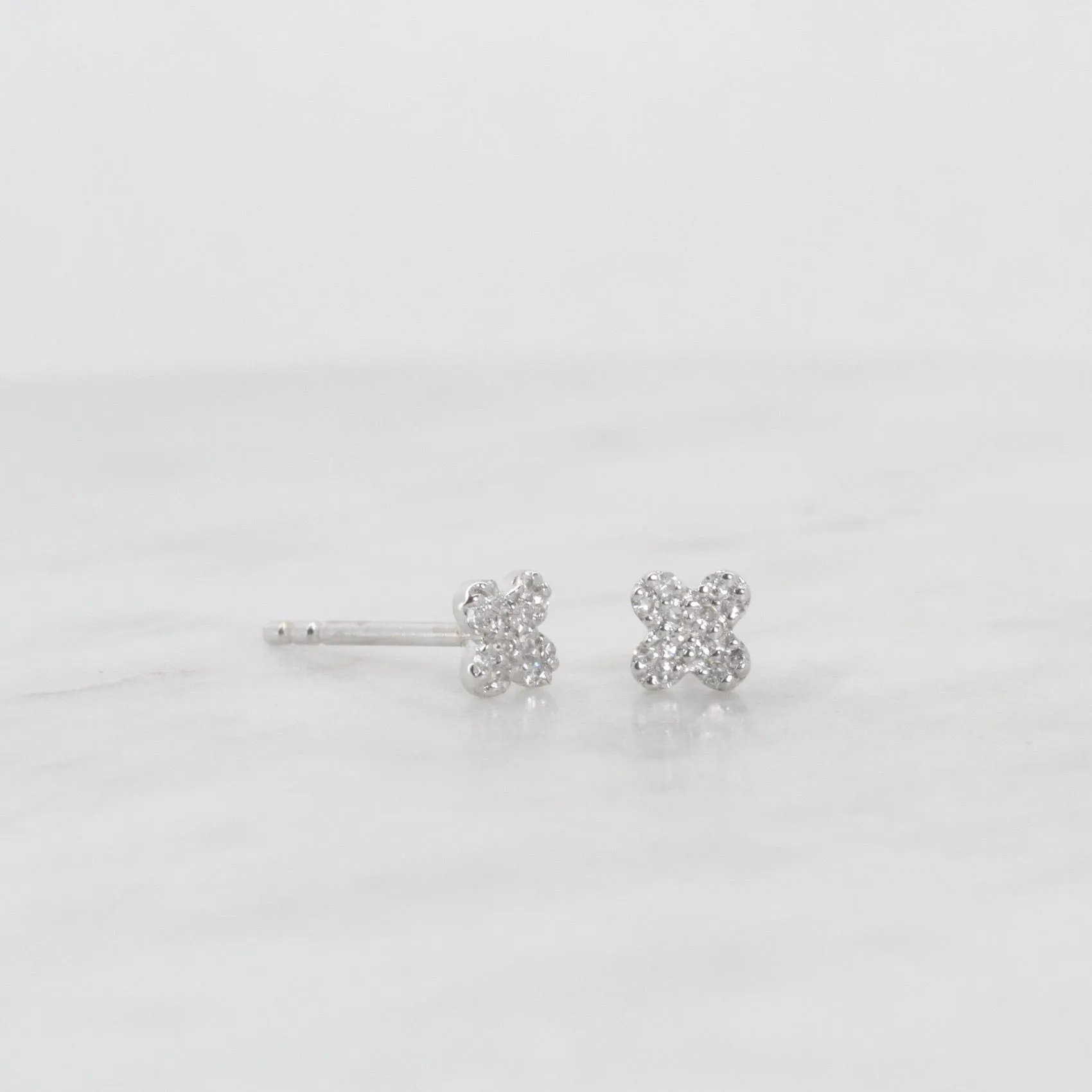14k White Gold Pavé Diamond Clover Post Earring